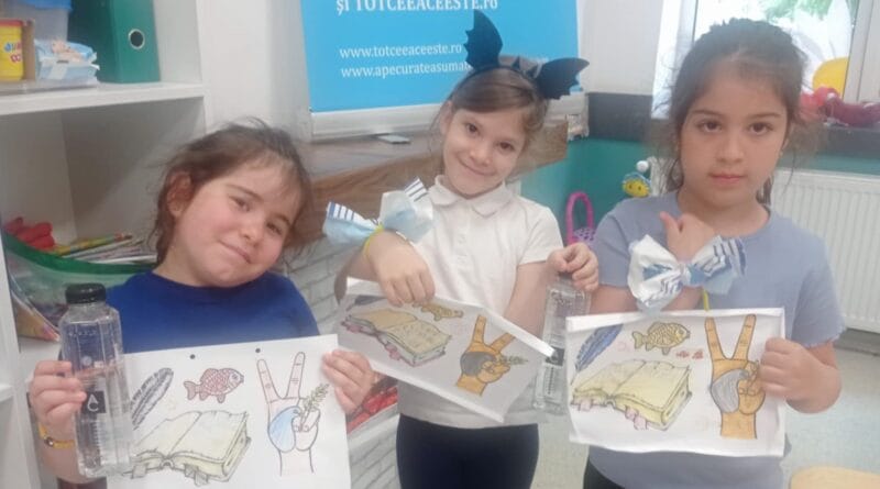 Copiii care menţin curat mediul oceanului planetar. Mesajul apei la #apecurateasumate